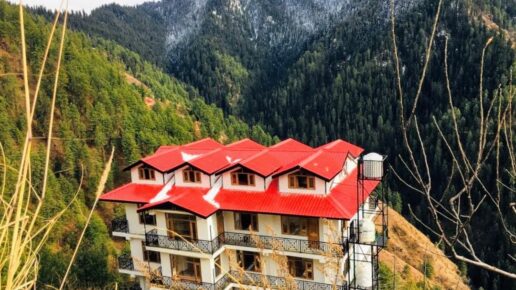 Narkanda is a charming hill station located near Shimla in the state of Himachal Pradesh, India.